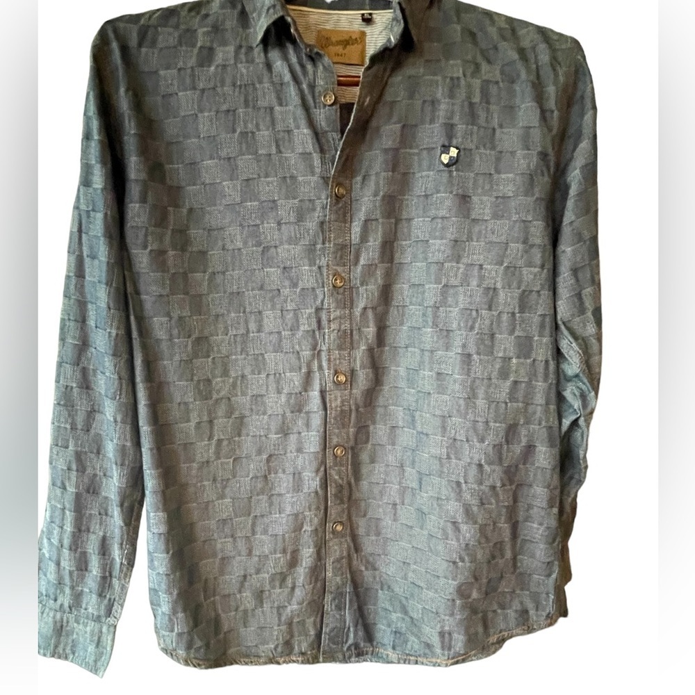 🔥💙Wrangler Texas denim shirt size XL with cool crest on front.  Nice pattern!